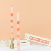 Velas de mesa con flores rosadas