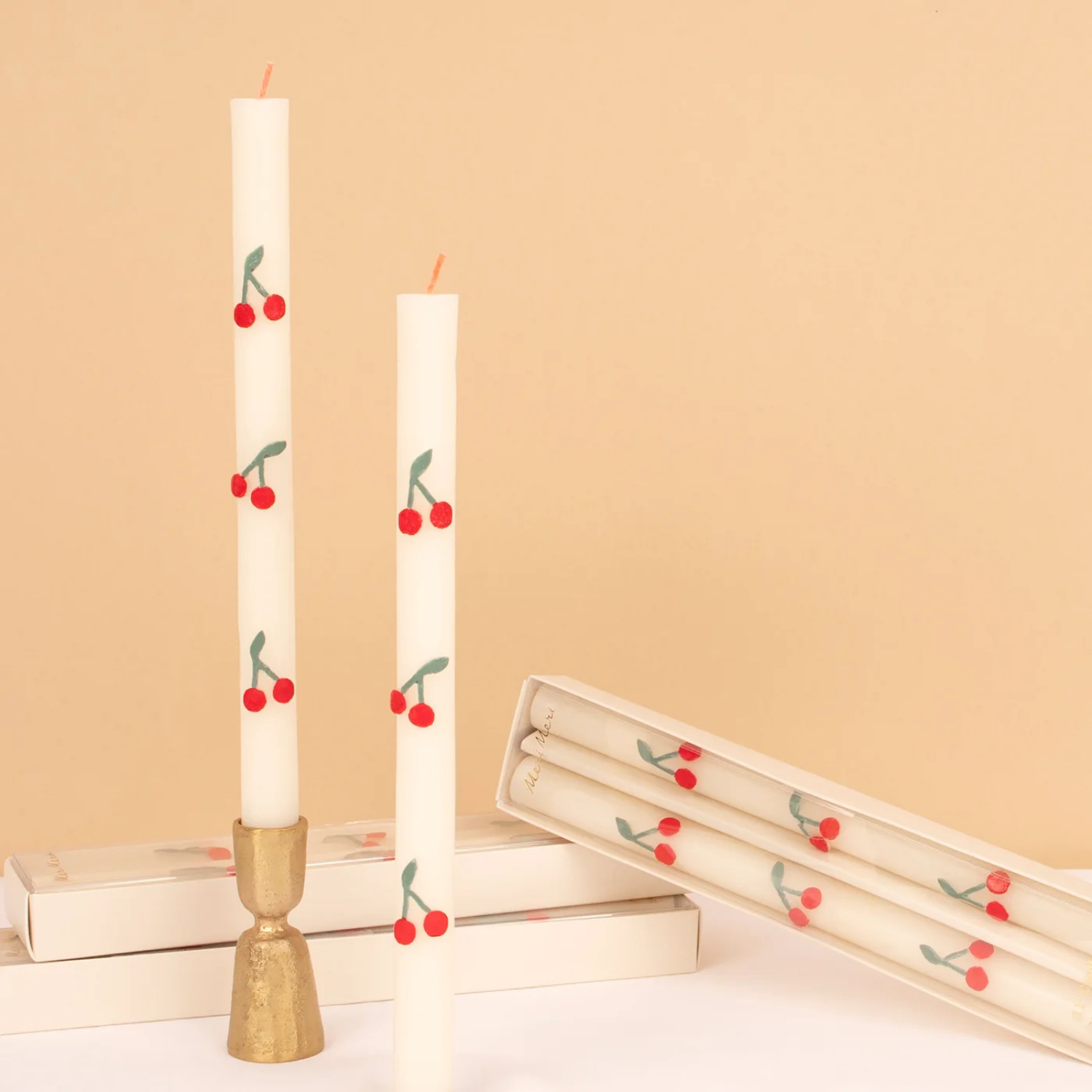 Velas de mesa con cerezas