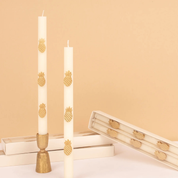 Velas de mesa con piñas doradas