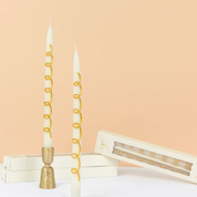 Velas de mesa con espirales doradas
